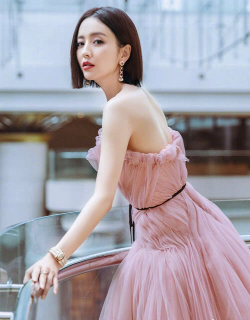 佟丽娅短发配抹胸豆沙粉礼服,女王范十足!