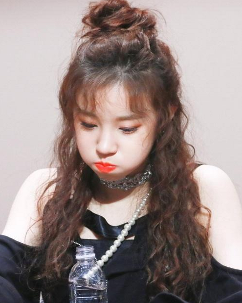 被鞠婧祎新发型惊艳到了,蛋卷头眼前一亮,中分刘海烫发清纯依旧