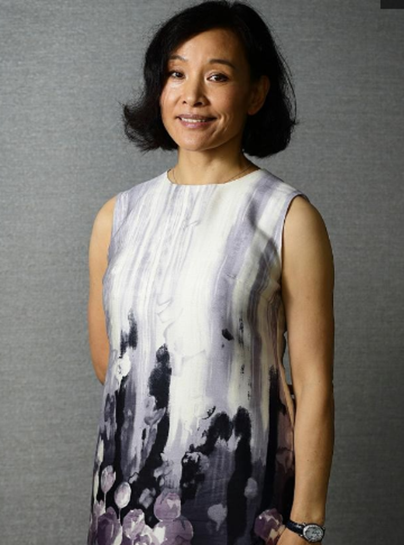 57岁陈冲拍摄时尚写真,素颜出镜尽显老态,不惧皱纹被赞勇气可嘉