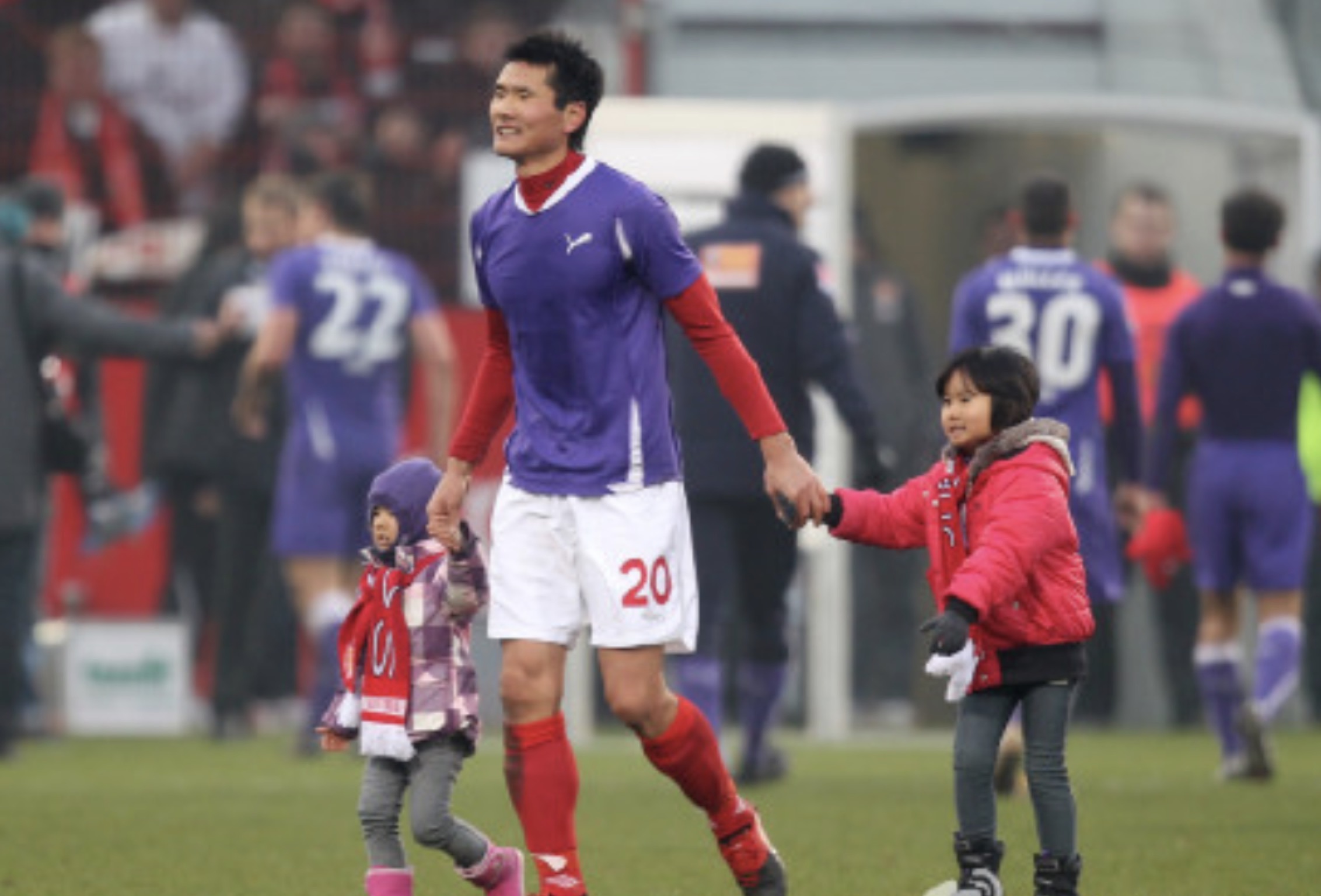 前国脚邵佳一家庭现状:与妻子是青梅竹马,女儿浓眉大眼长得像他