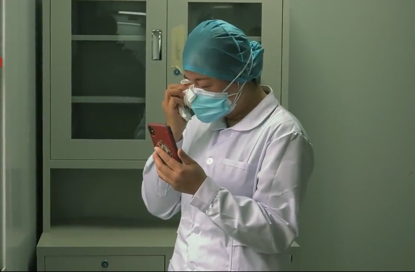 泪崩!母亲过世,火神山医院护士向家的方向三鞠躬