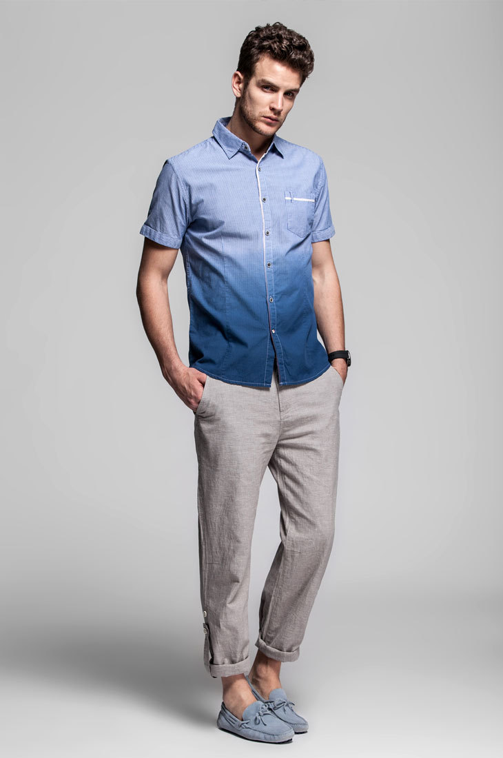 绿色的衬衣,搭配牛仔裤和卡其色马丁靴,牛仔裤的裤脚卷起来,干净利落