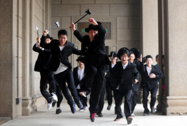 抗日时期,一斧头帮成员:载着一车日寇冲进黄浦江,不到三十岁