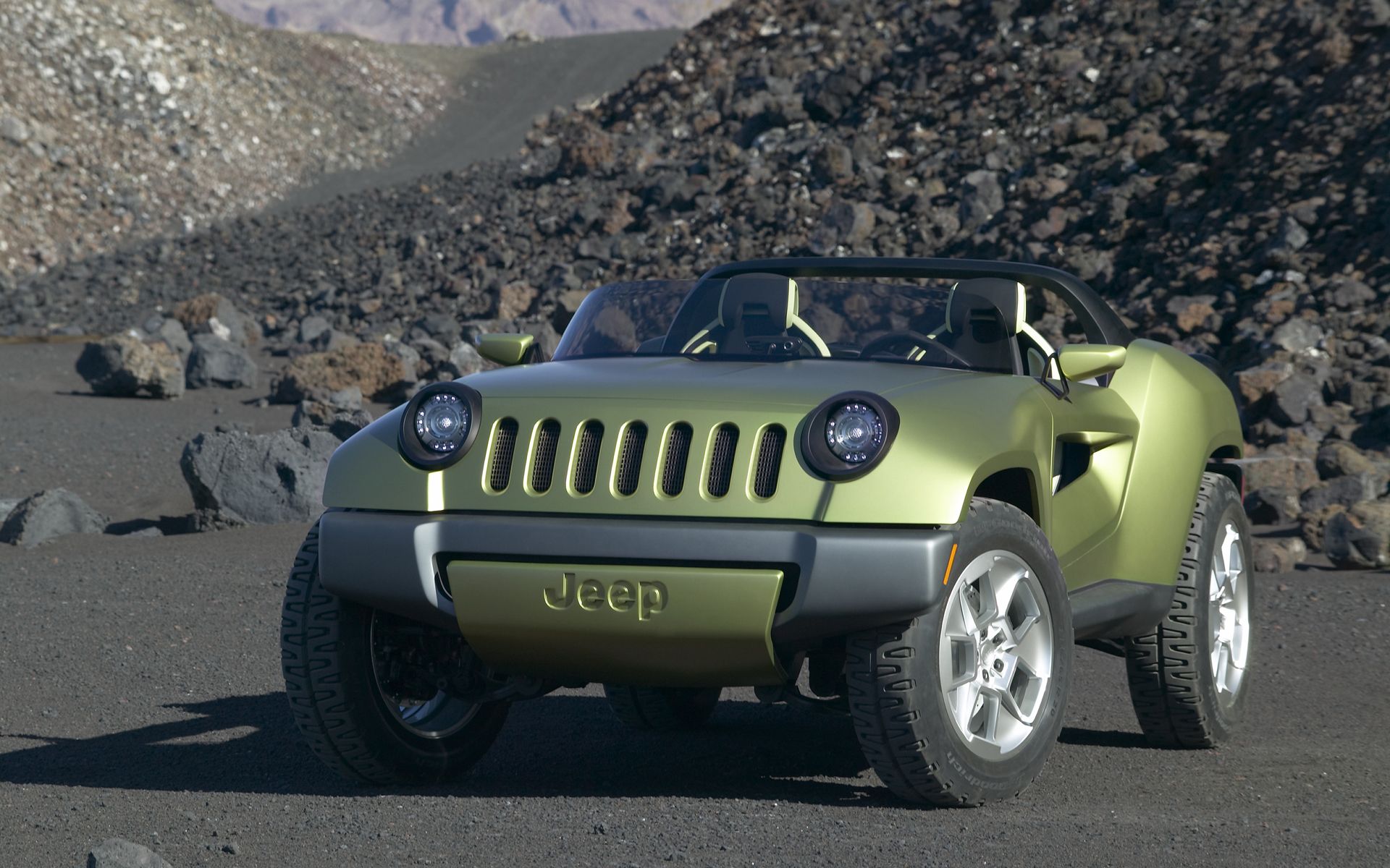 吉普车高速违停4男子下车,说出原因交警笑哭:它老扑腾