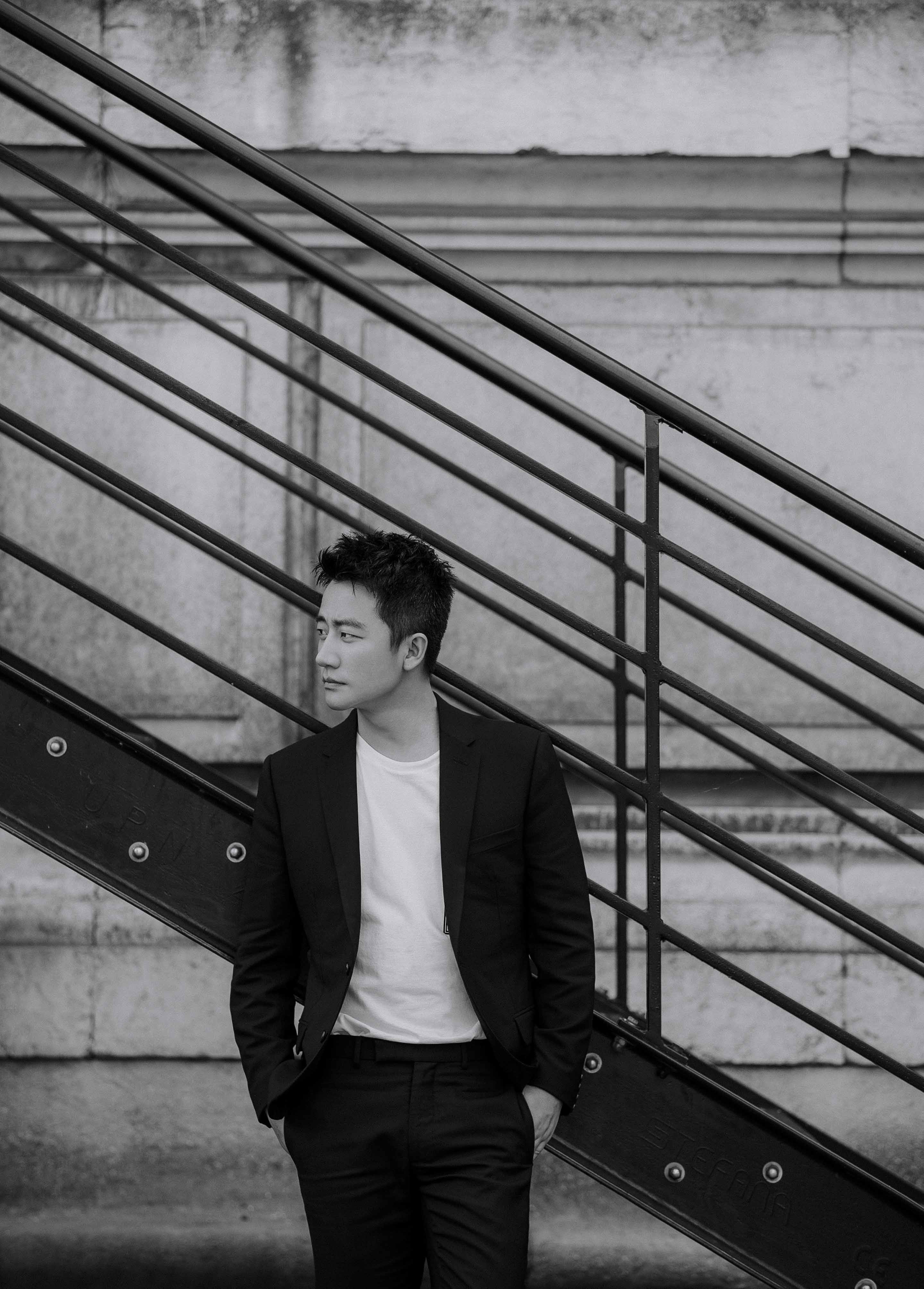 黄轩漫步巴黎街头 黑白西服简约儒雅!