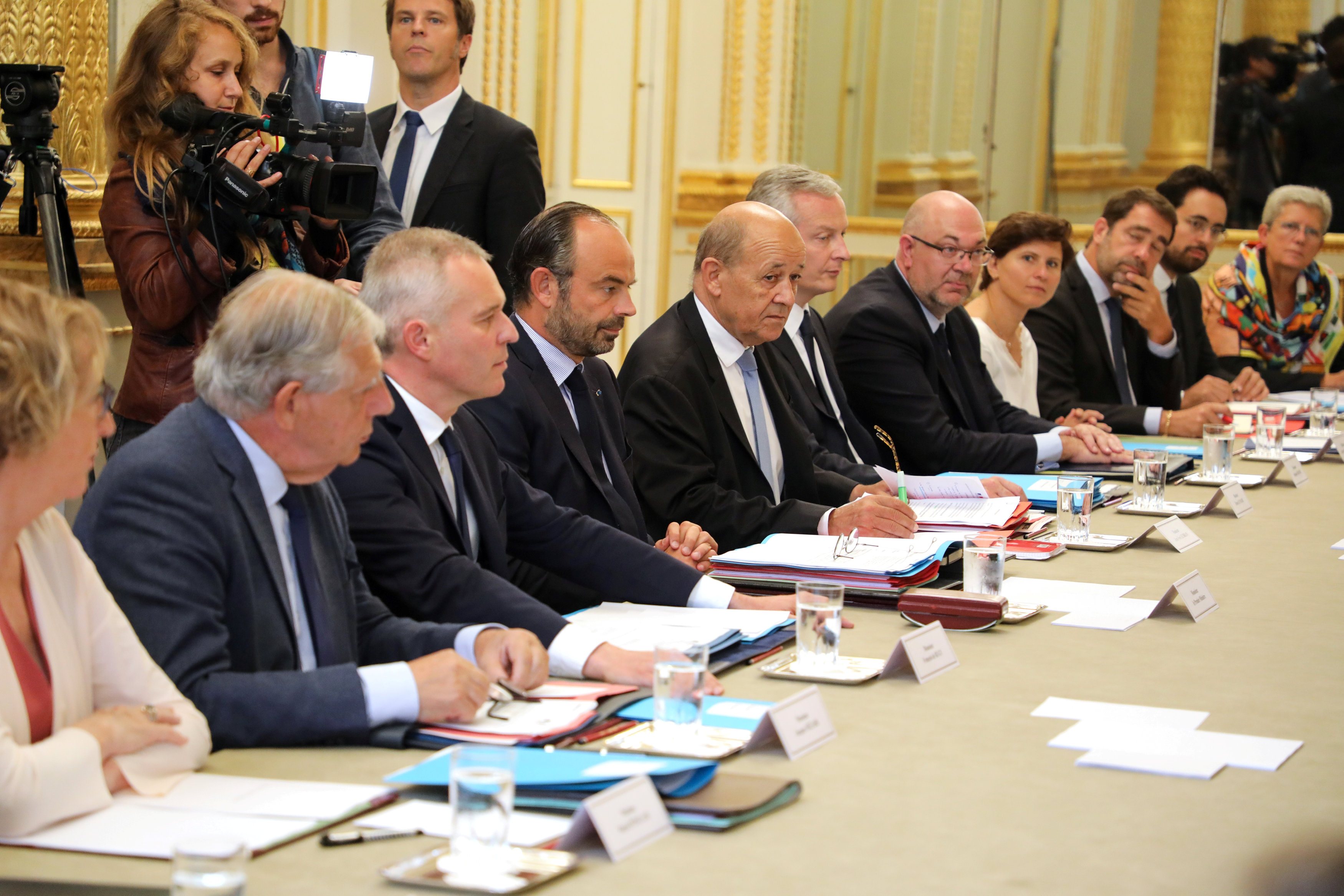法国内阁更换两名部长(16)