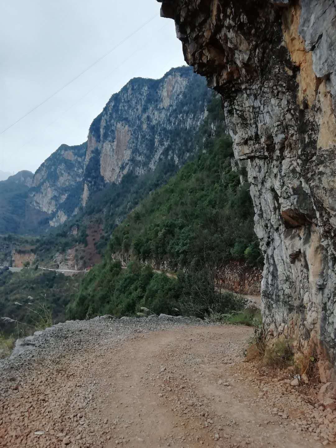 贵州某地的夺命公路,下面是万丈悬崖连个护栏都没有