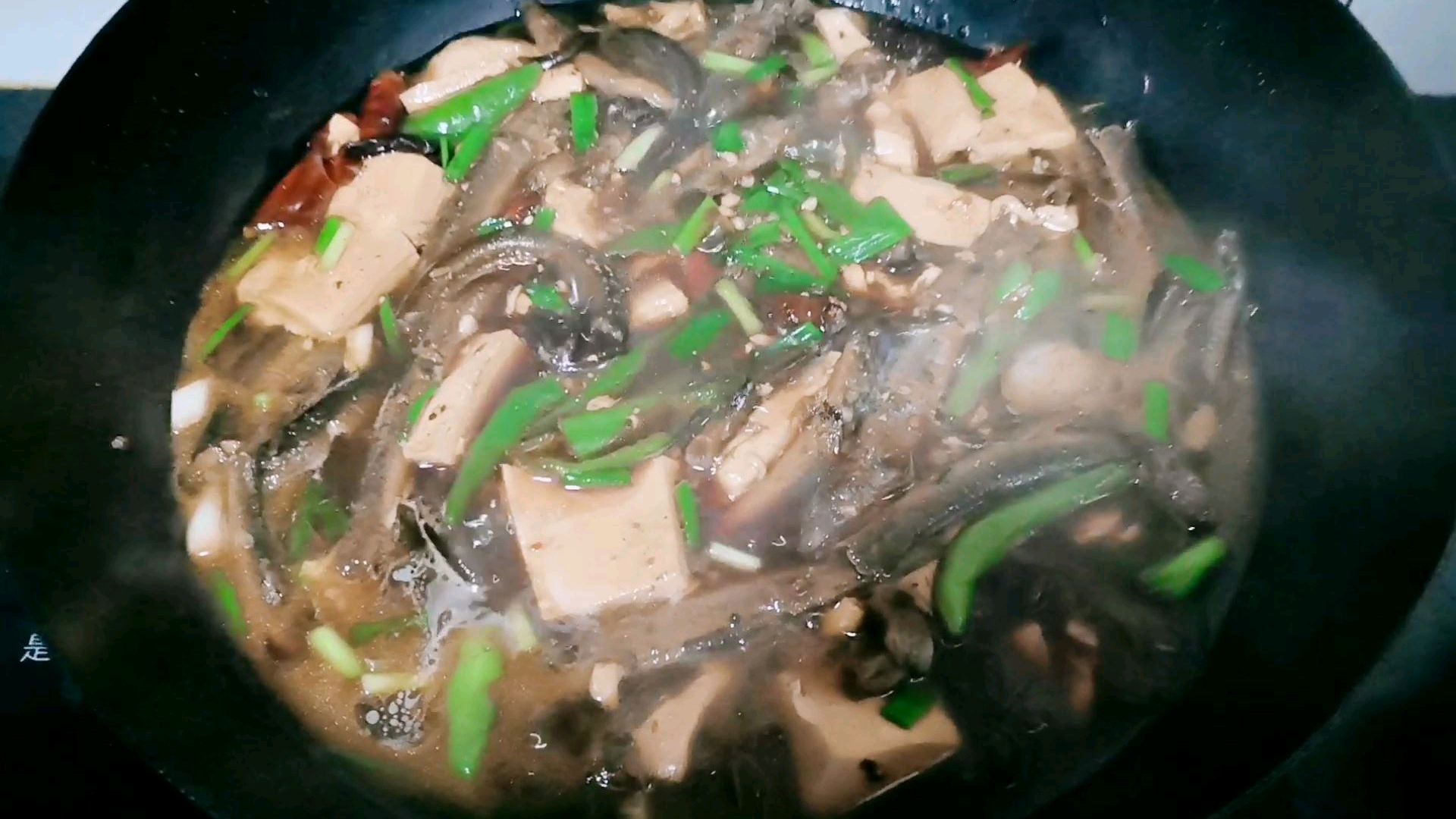 红烧泥鳅和黄鳝,晚上大口吃肉,大口喝酒!