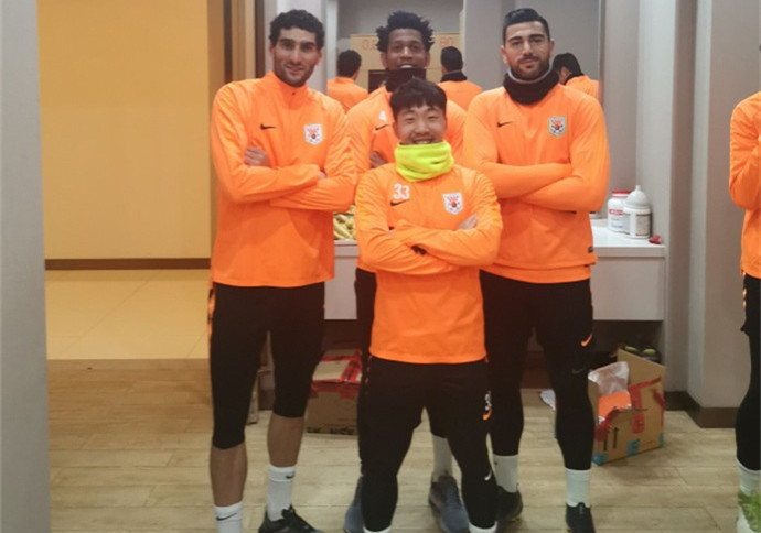 照片中,鲁能队内身高最矮