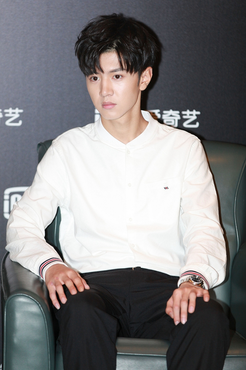 狗仔拍到陈哲远在片场用手抠牙缝,抠完也不洗手,搓