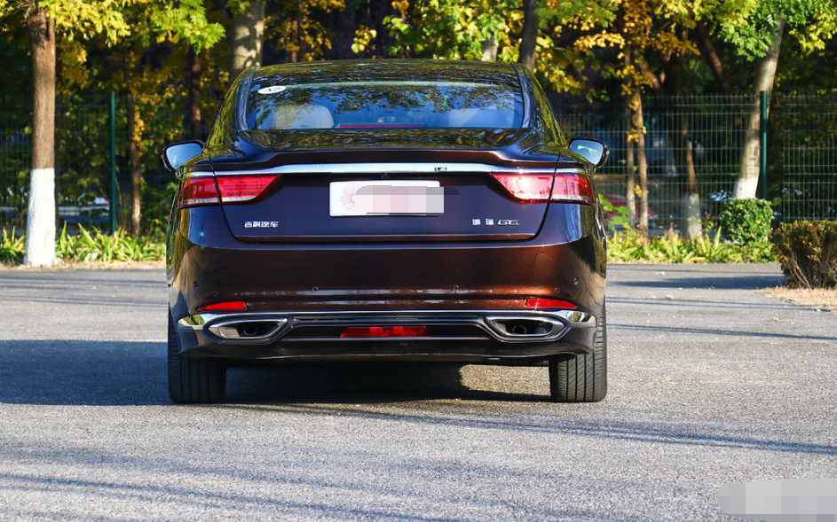 侧身不规则腰线的设计很好的过度了车头到车尾的设计,车尾的设计相