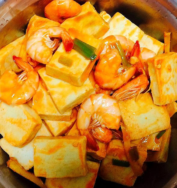 三虾豆腐:主要食材是嫩豆腐和鲜虾,三虾鲜味独特.