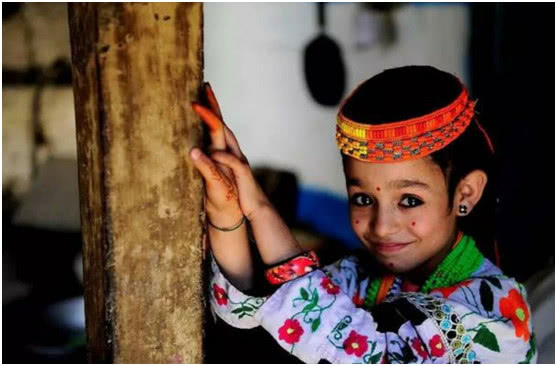 这个部落女孩不能穿裤子,不然没人敢娶,离我国很近!