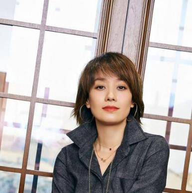 马伊琍新发型太有气质了,42岁美成了20岁
