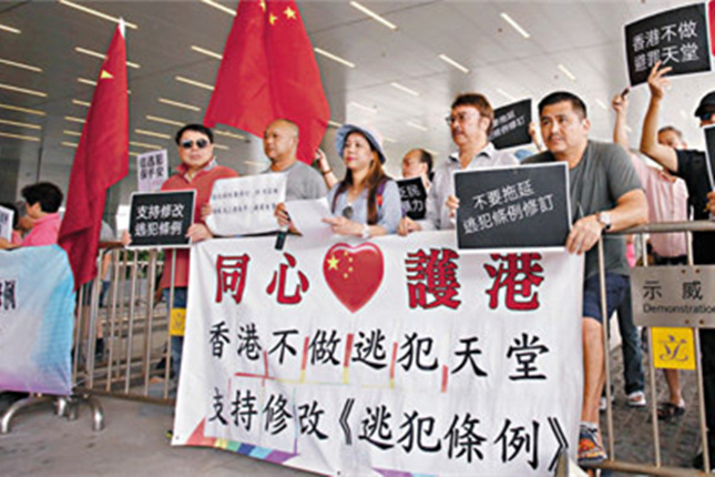 香港反对派议员又撒野,包围特区政府高官,导致立法会保安受伤