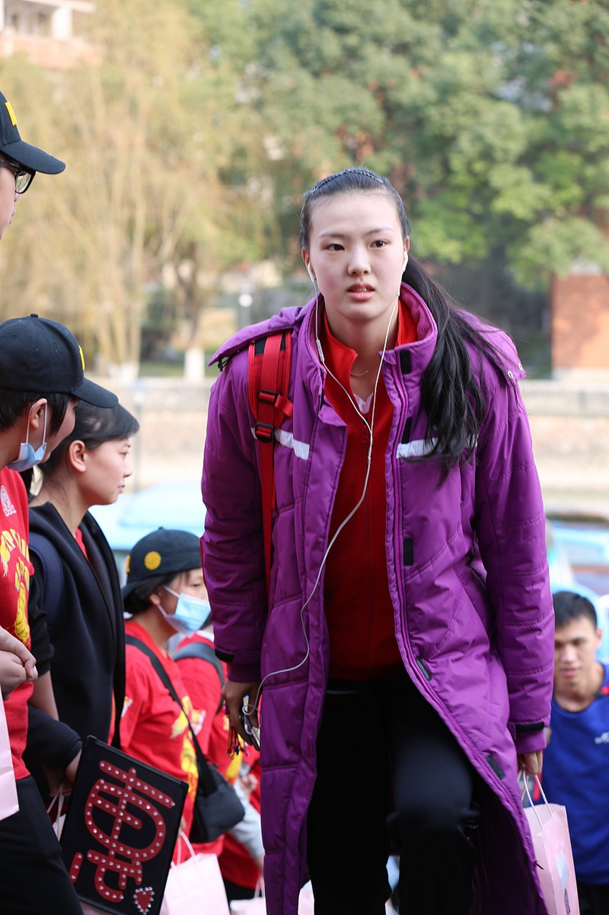 女排明星张常宁时隔两年重返赛场,江苏女排与山东女排的比赛备受瞩目.