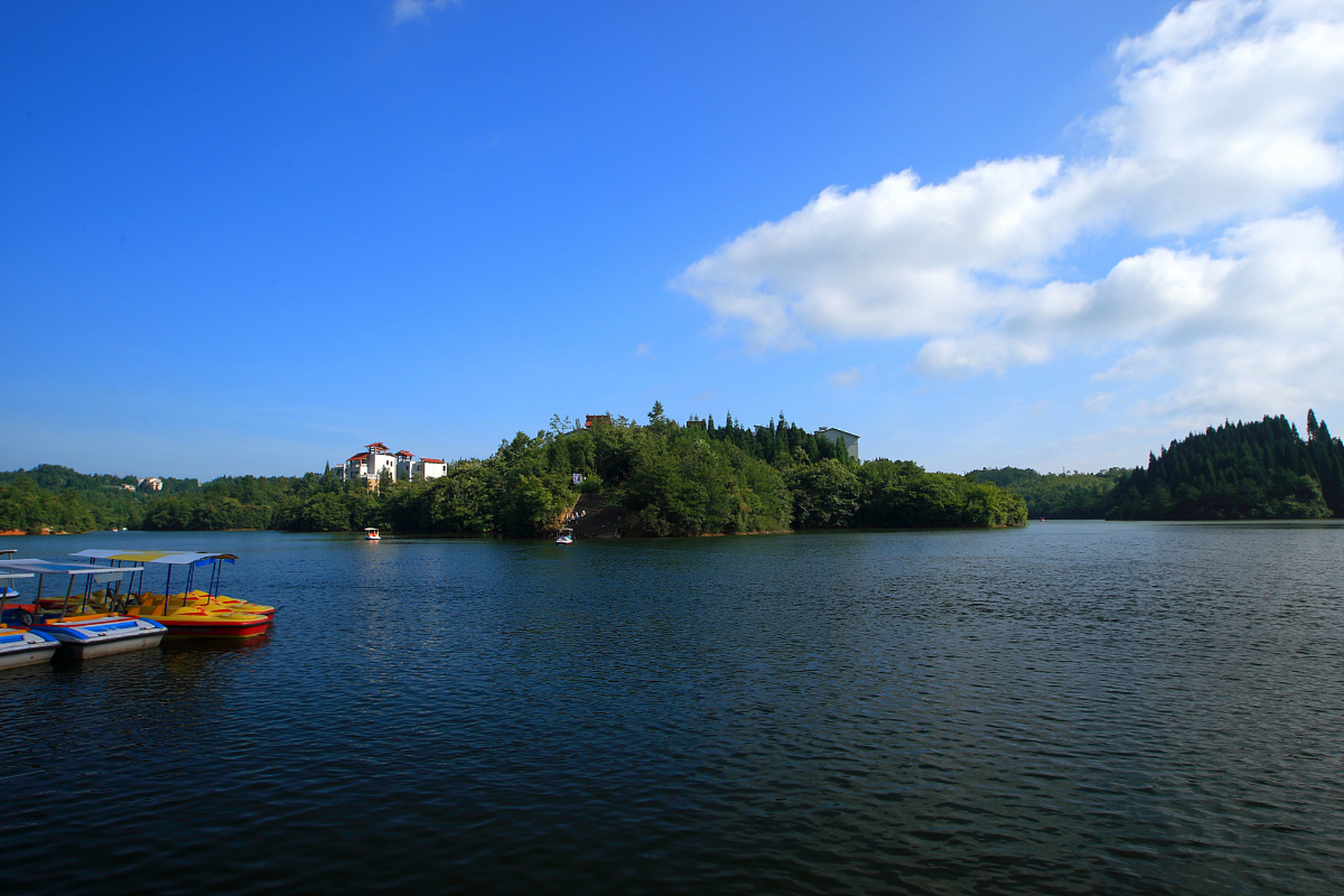 黄水国家森林公园位于重庆石柱县黄水镇,作为一个特色的自然生态旅游