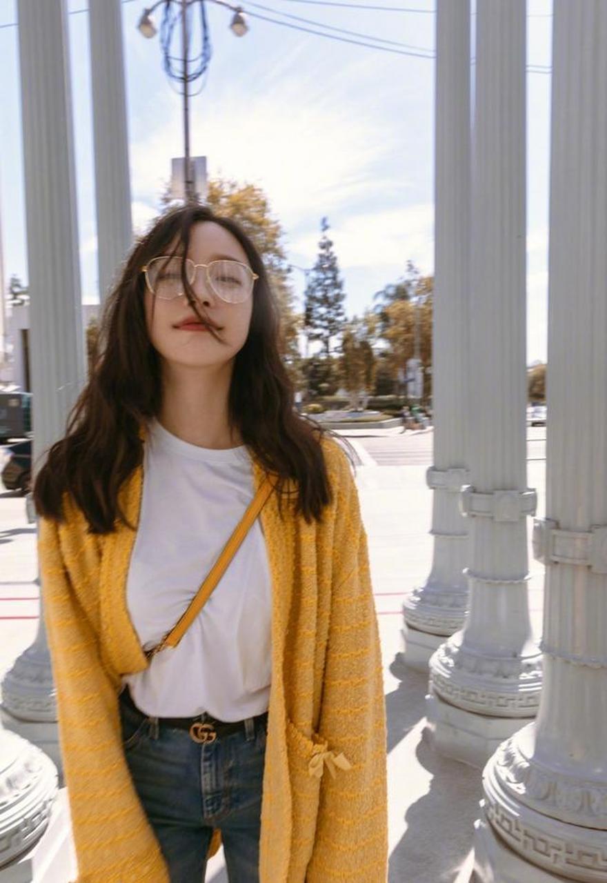 下面这张照片中的倪妮的穿搭看上去真的是太具有青春的活力了,同时