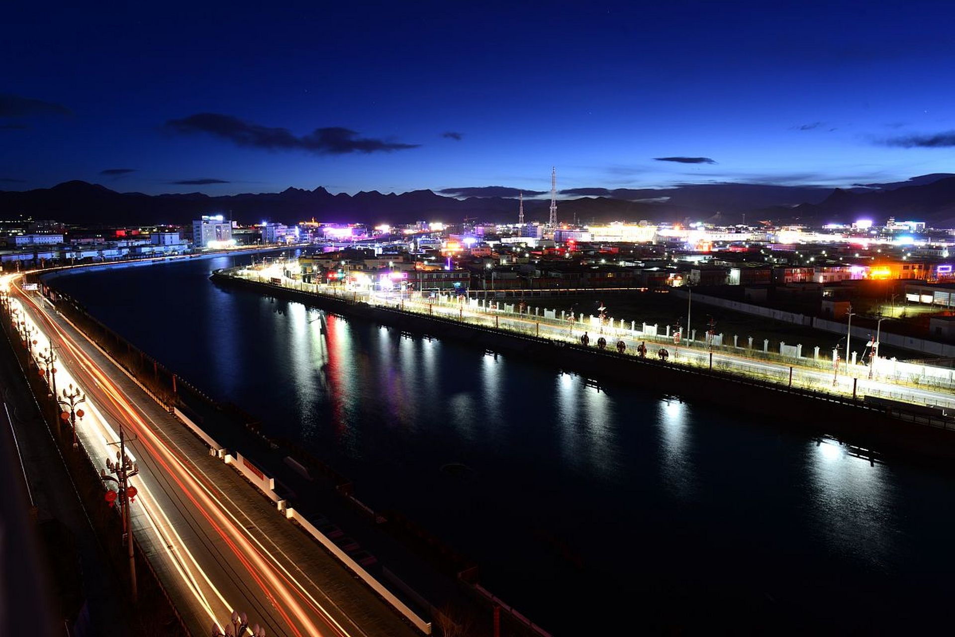 狮泉河镇夜景图片