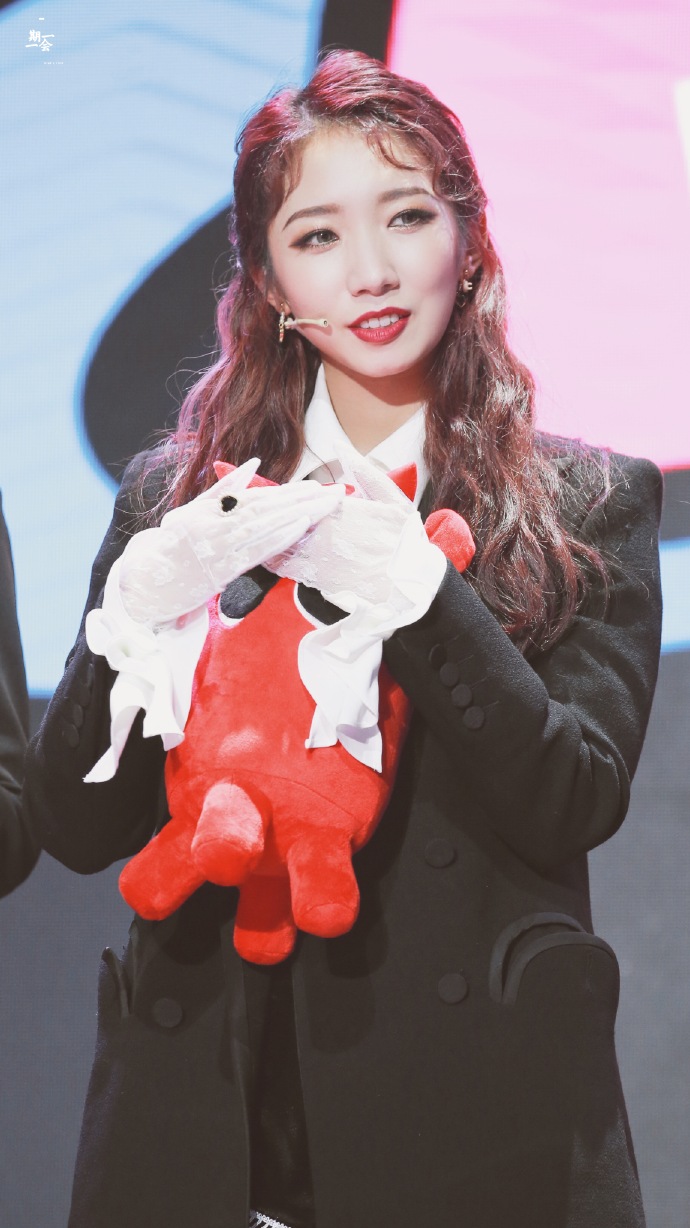 孟美岐亮相火箭少女101上海飞行见面会,穿黑色西服皮肤白皙