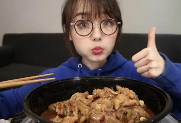 中国最有名的大胃王,朵一7分钟吃15桶火鸡面,她饭量比男人还大