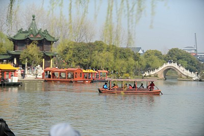 江苏扬州瘦西湖如诗如画,呈现出一派绿意盎然的美景