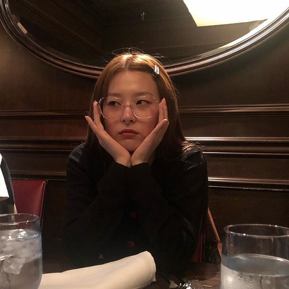 Red Velvet姜涩琪戴眼镜太可爱了 INS公开了可爱的近况照片