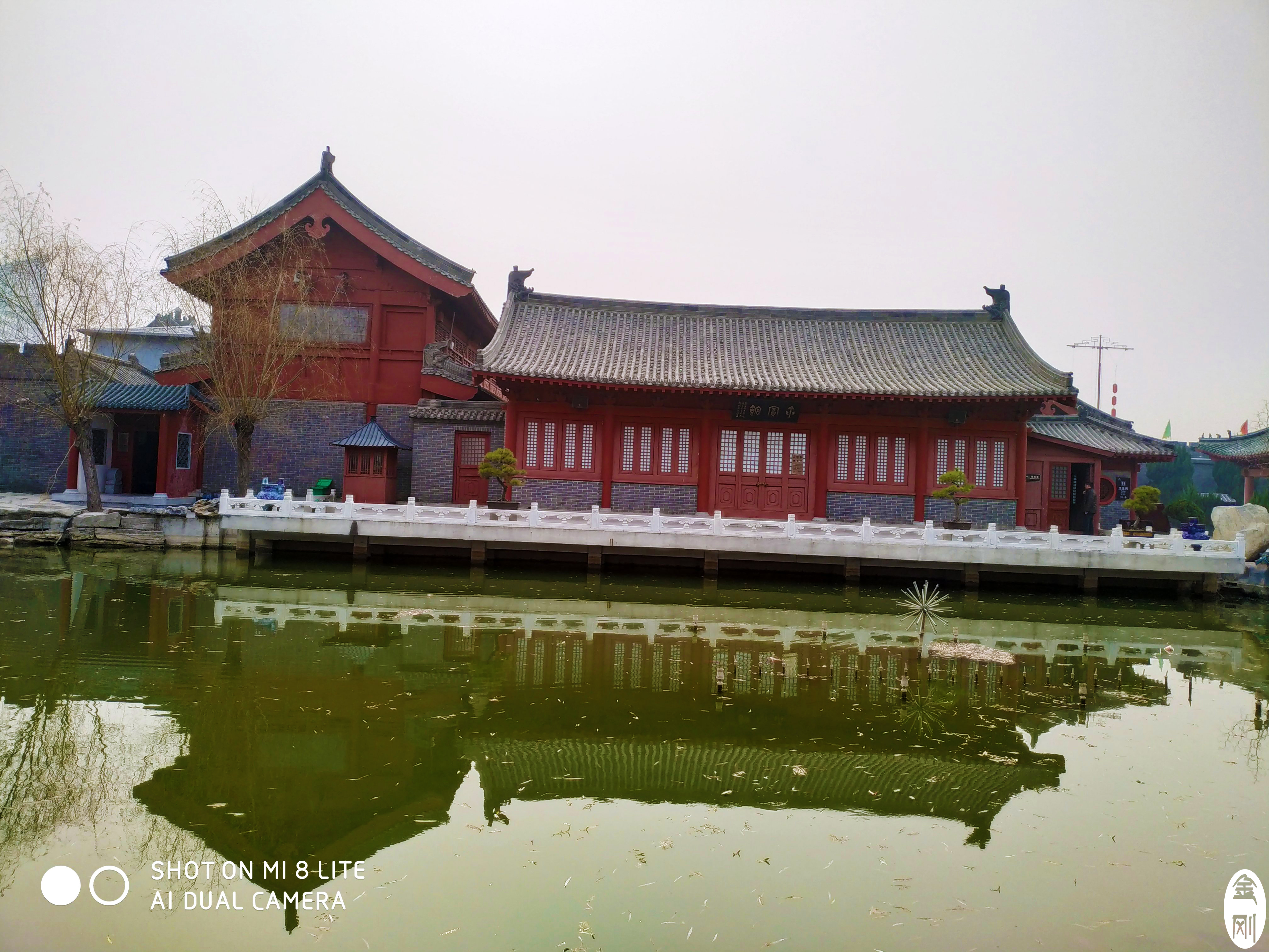 图六:穿越历史红墙.