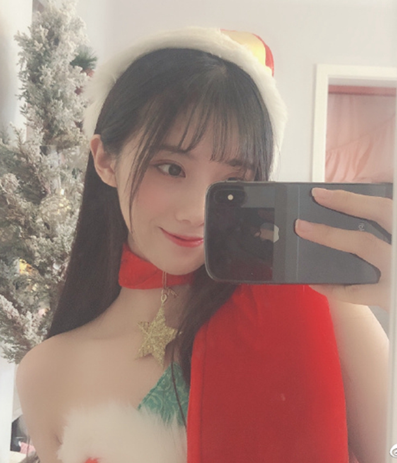 lpl小钰的圣诞cosplay,真是美美哒!网友:这样真的不冷吗?
