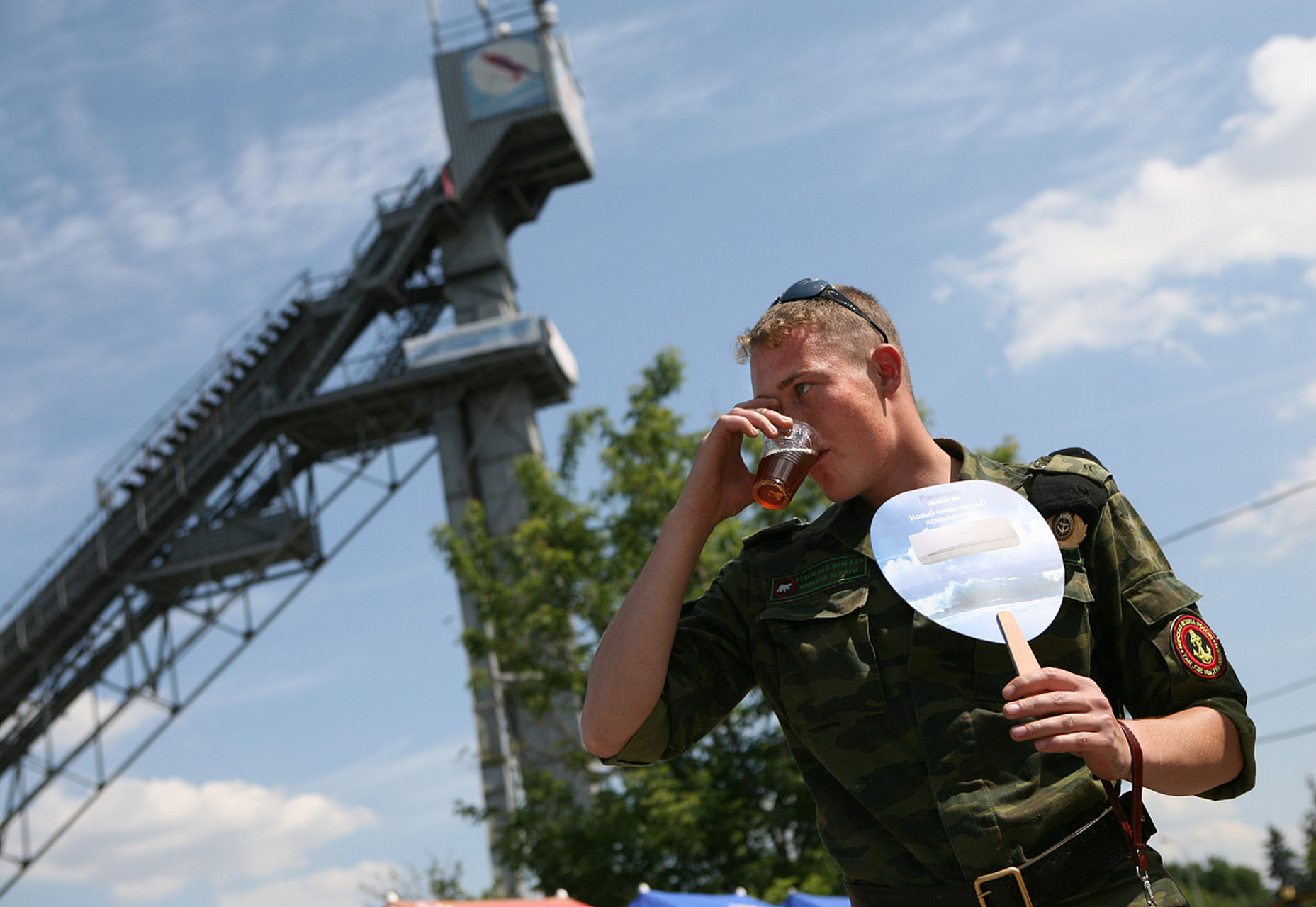 夏天的酷热让人感到不舒服和疲惫,但是我们可以采取一些小妙招来降低