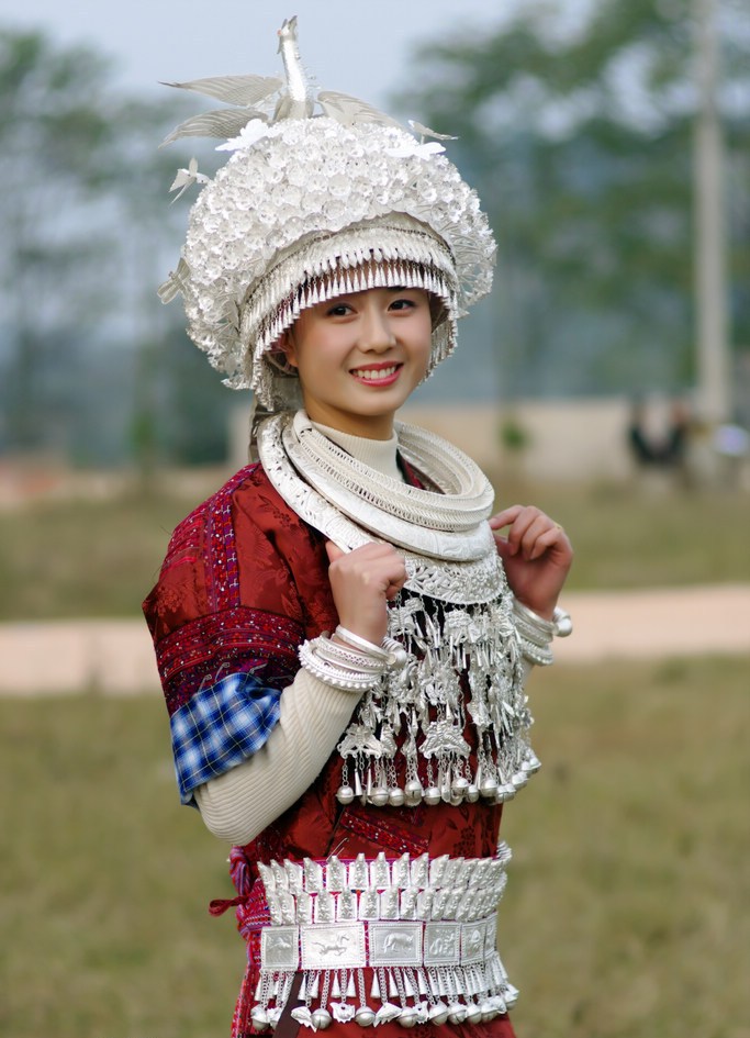 街拍:看了少数民族美女,一顾倾人城,再顾倾人国,三顾倾我心