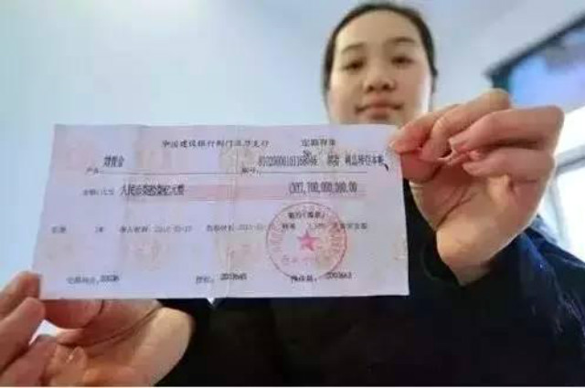 路上捡到一张800万的支票,可以取现吗?银行职员说出真相