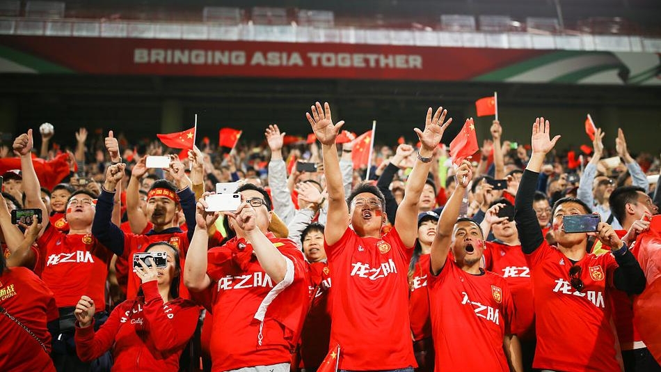 中国球迷展现红色力量,"龙之队"拥趸阿联酋赛场展笑颜