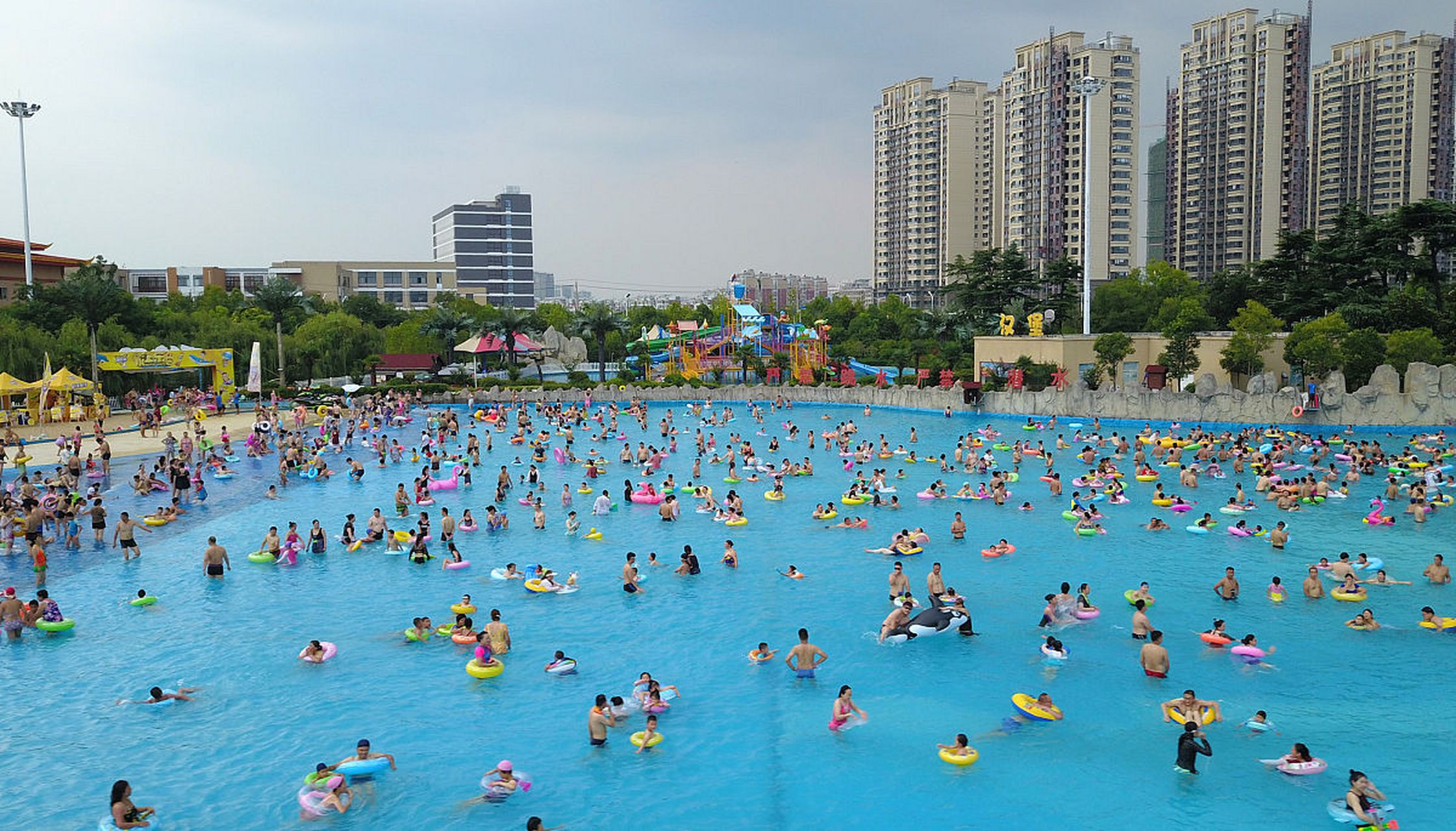 想建水上乐园?造浪池规划有门道!从选址到设备,每一步都不能马虎.