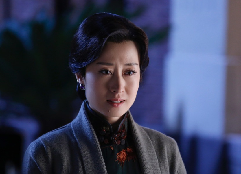 在电视剧《伪装者》中,刘敏涛饰演的是明家大姐,自带气场出镜,不少