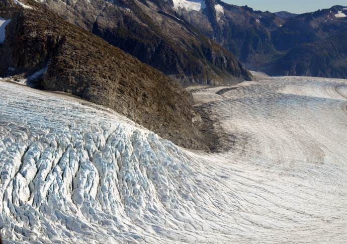 在其作用下,有些岩屑会在河岸堆积起来,形成冰碛这样的壮观地貌.