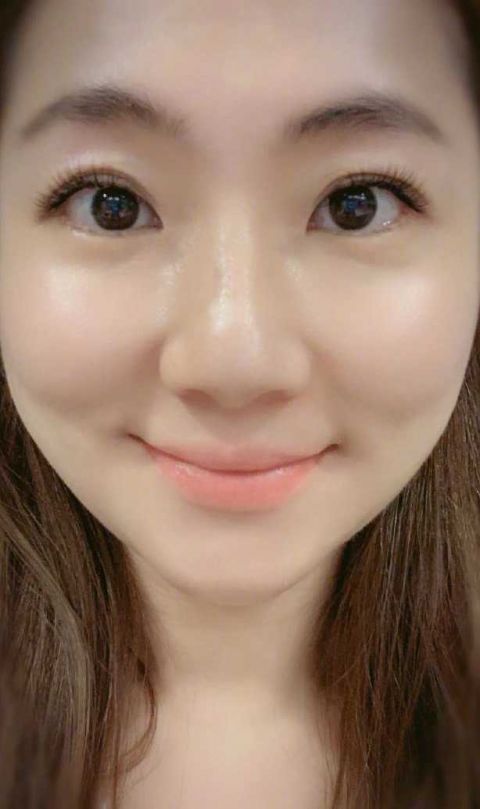 selina称第一次种睫毛,晒超近正面照