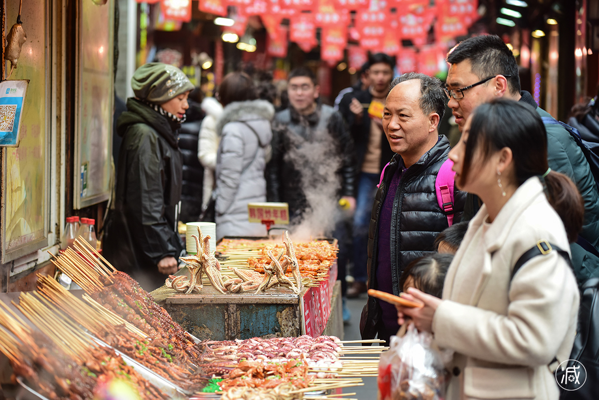 它是青岛最古老的美食街 正月里天天人头攒动