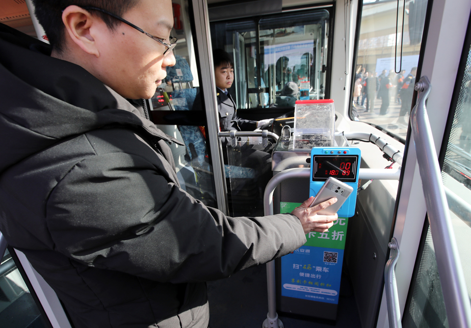 西安新增1900辆电动公交车 市民可持手机扫码乘坐