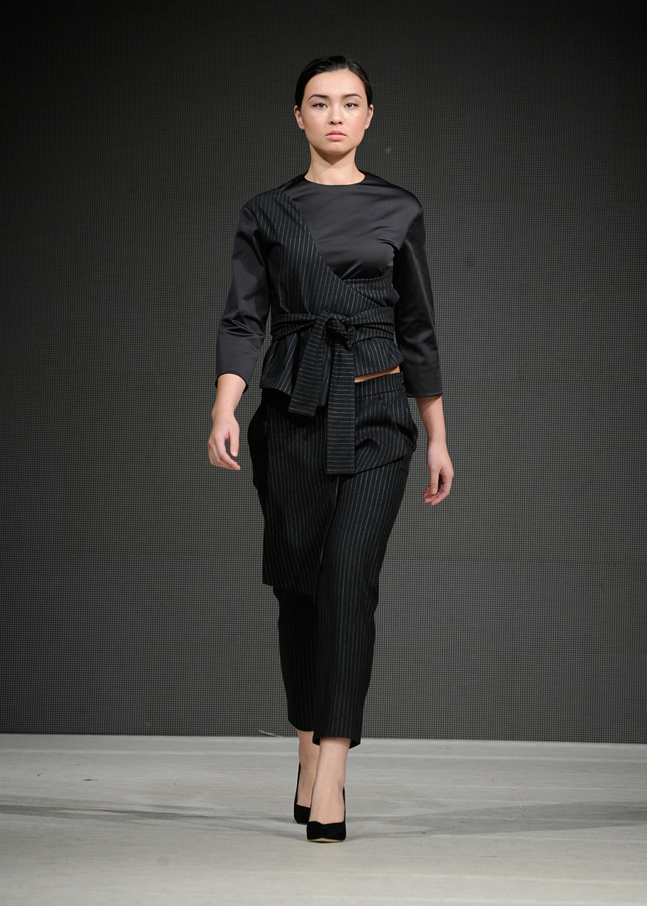 时装秀是一种展示时尚服装和配件的表演,旨在向观众展示当前流行趋势