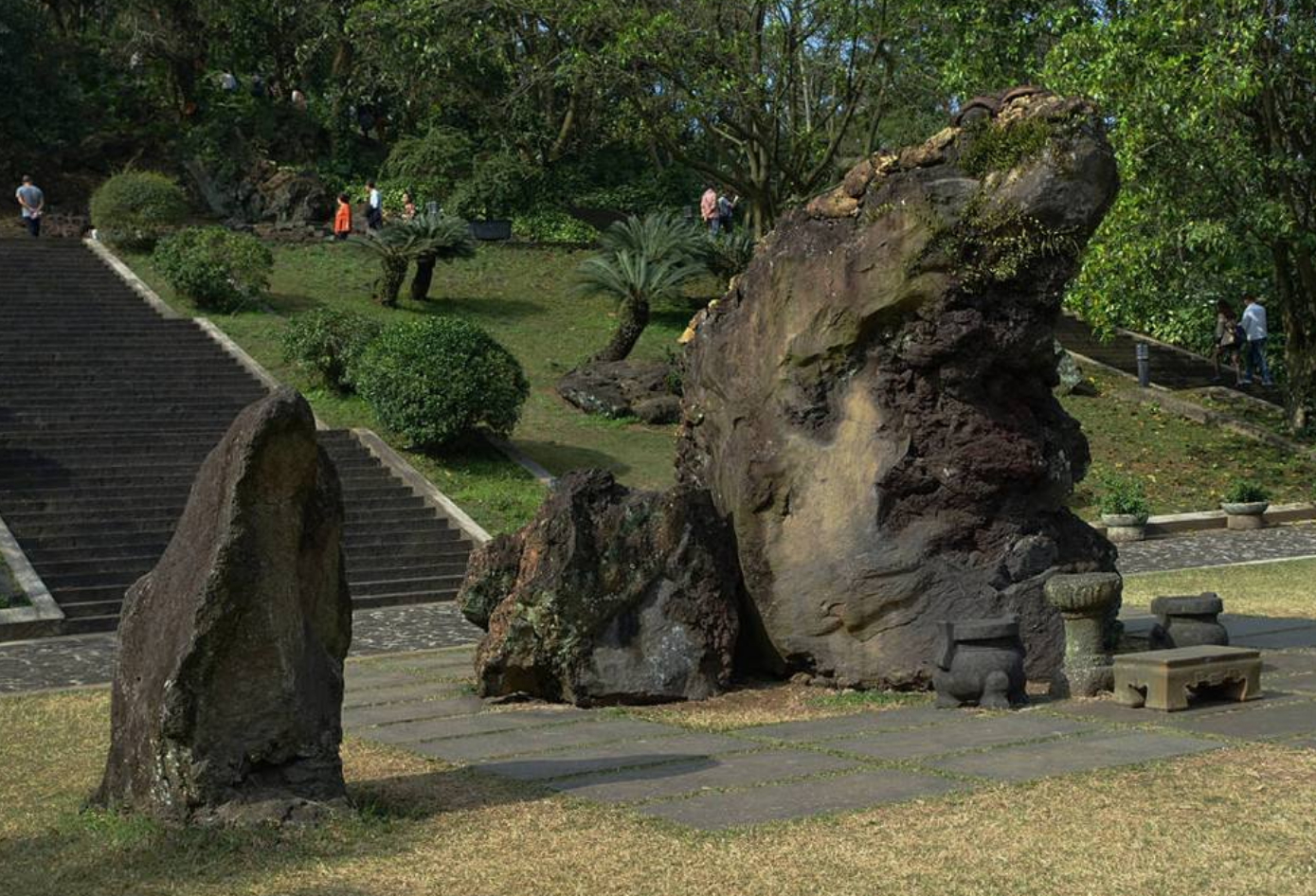 仙人洞距馬鞍嶺火山口4千米,其全長1200米,因傳說道士在洞中修煉成仙