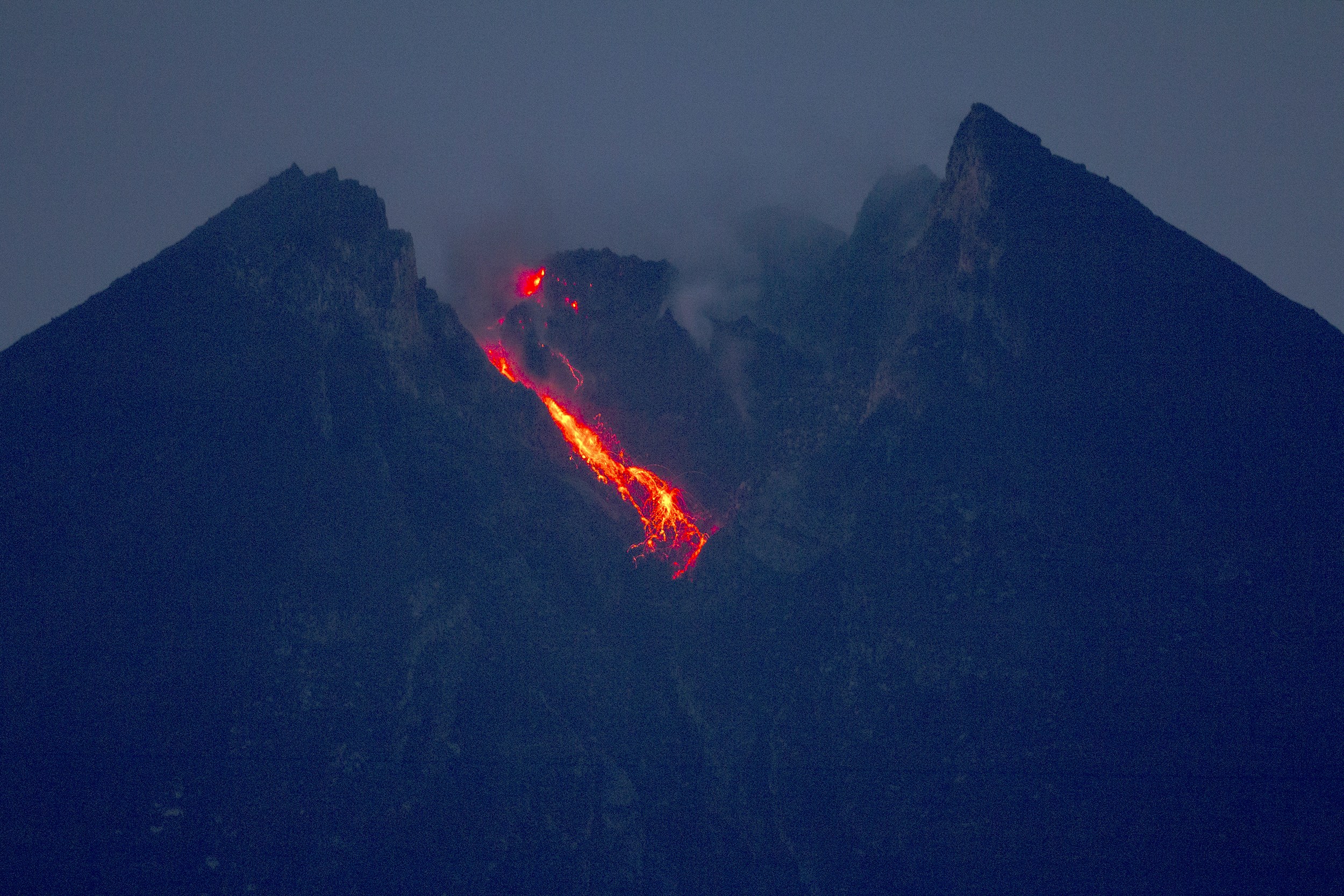 印尼默拉皮火山喷发