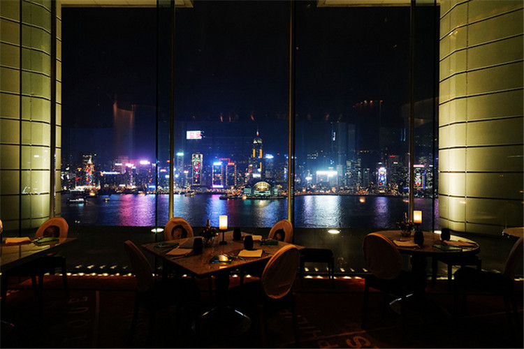 香港半岛酒店夜景太无敌,酒店28楼felix餐厅,是印象最深的地方