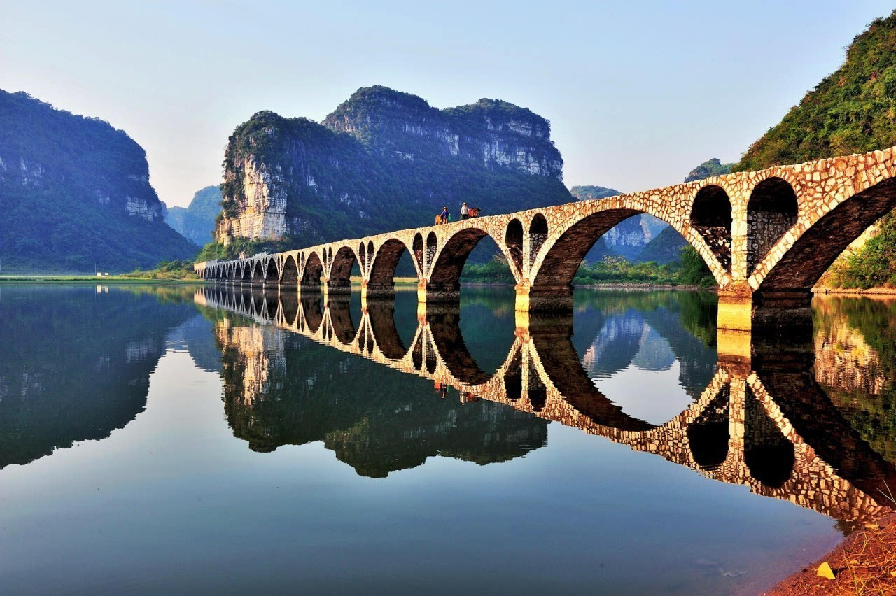 (二)上林县位于广西名山 大明山的东麓,而大明山是以风景秀丽,风光