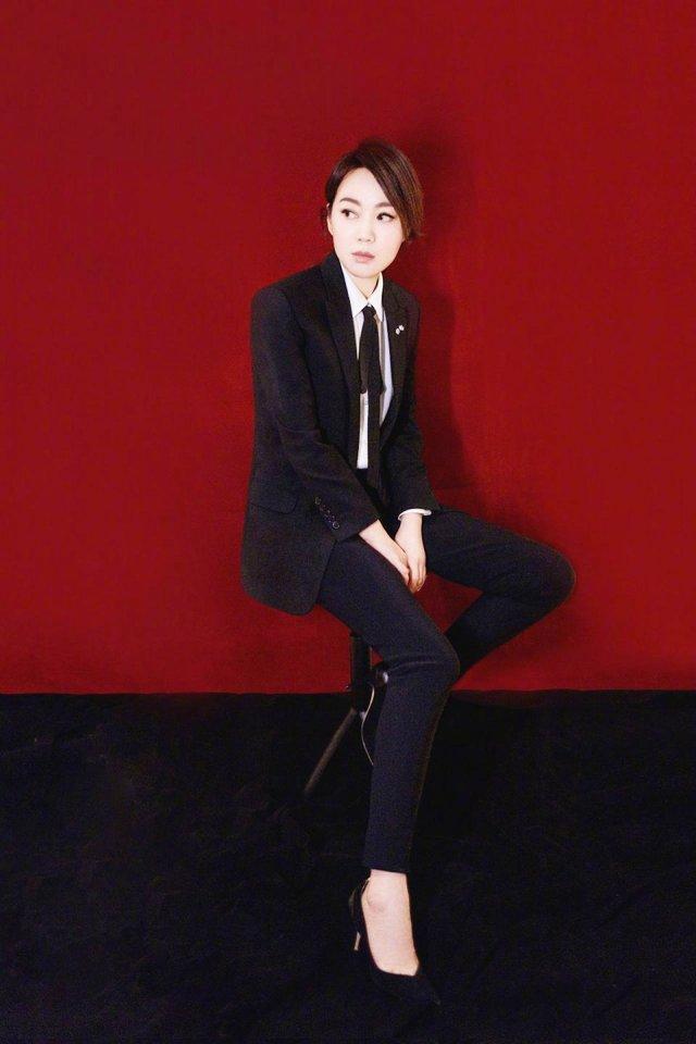 闫妮春晚黑西装演小品,这就是女版的霸道总裁!