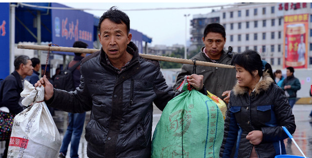 春运时农民工都背着大包小包赶火车,为何不寄回去?老农说了实话