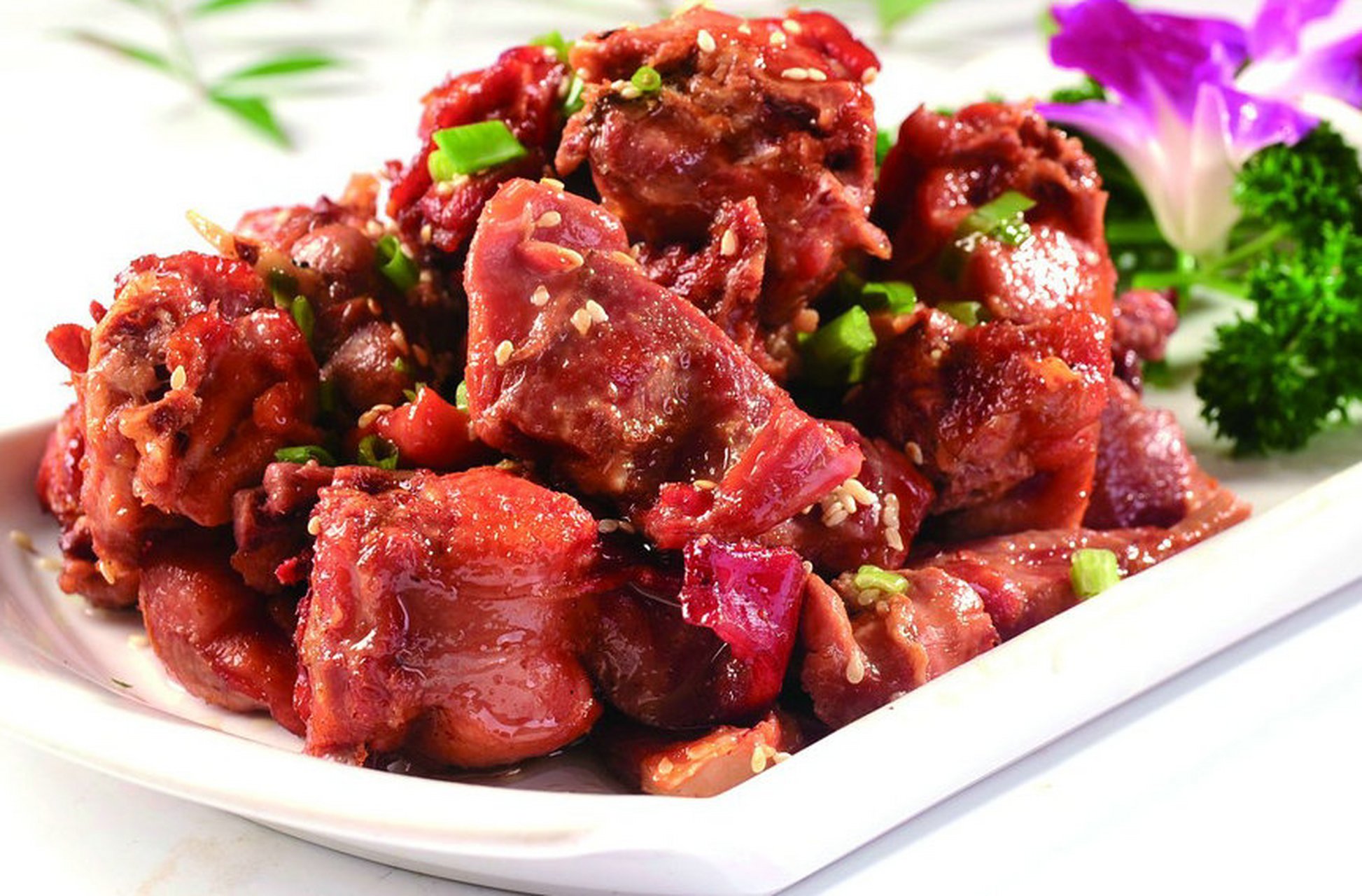 五香兔肉是河南开封著名的汉族小吃,菜色泽红亮,肉质软烂,卤制精良