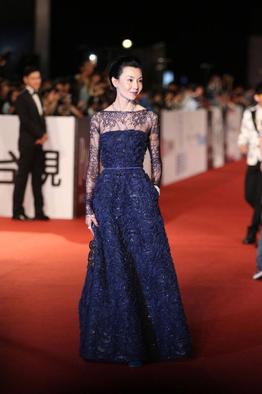 又被张曼玉惊艳了,一袭宝蓝色蕾丝拼接礼服亮相,举手投足优雅迷人