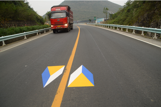 交警提示:2018年,不清楚这5种高速公路标线的意思最好别上高速
