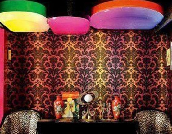 晒晒大张伟住的房子,装修喜欢用粉红色,不说还以为去了歌舞厅